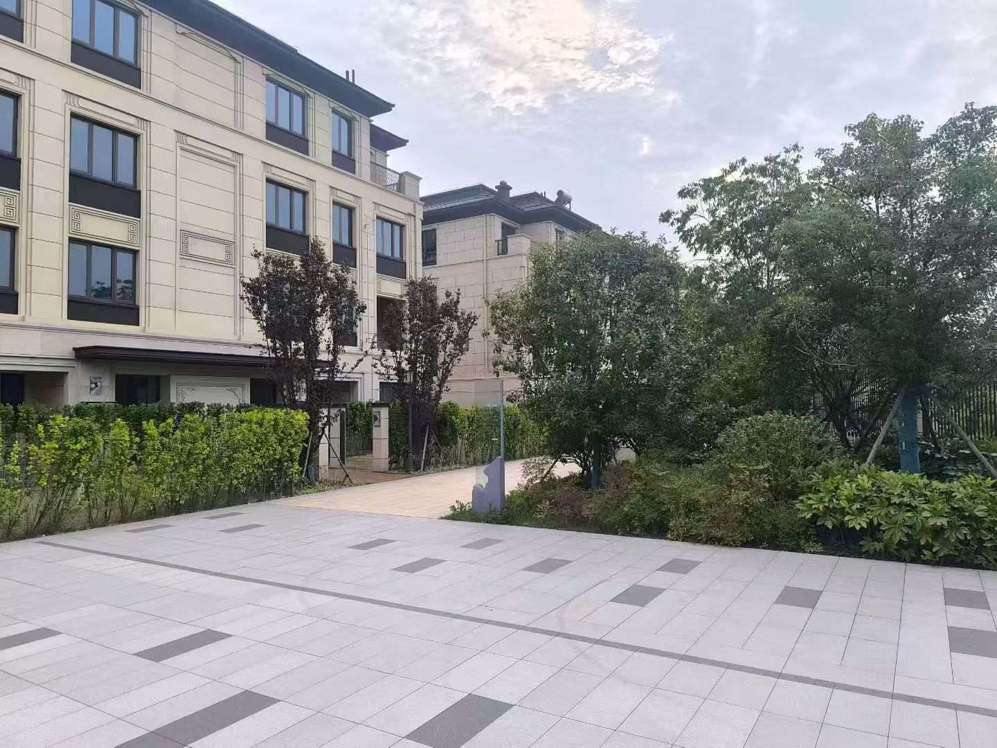 铁岭 芝麻白与芝麻白搭配铺装，尺寸1200*600